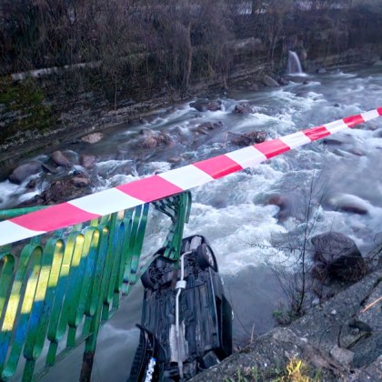 Няма опасност за живота на петимата младежи които паднаха вчера