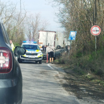 Инцидентът е станал на разклона за Пиргово Лек автомобил се обърна