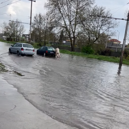 Кратък но интензивен дъжд в съботния следобед доведе до наводнение