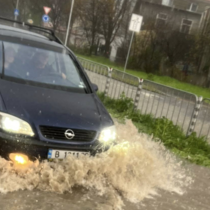 Проливен дъжд наводни улиците на Варна и предизвика сериозни затруднения