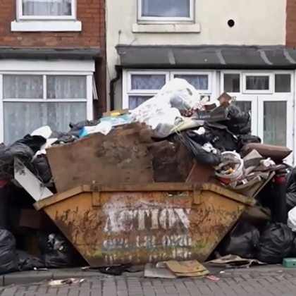 Вторият по големина град във Великобритания е затрупан с боклуци