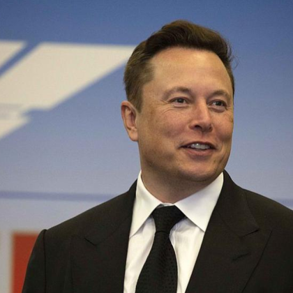 Стотици хора протестираха днес срещу американския милиардер Илон Мъск пред