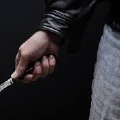 Двама тийнейджъри бяха арестувани след като 17 годишно момче беше намушкано