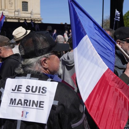 Привърженици на Марин Льо Пен се събраха в Париж за