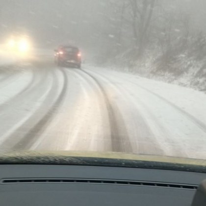 Сняг падна във високите части на прохода Петрохан тази сутрин