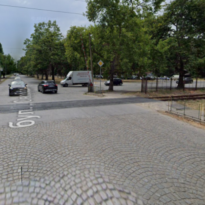 Заради полагане на нова настилка в рамките на следващата седмица