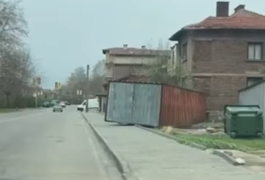 Силен вятър измести метален гараж в Казанлък ВИДЕО