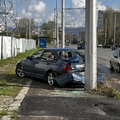 Лек автомобил се заби в стълб в София показват кадри