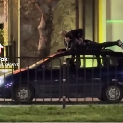 Абсурдна и опасна ситуация в Пловдив Младежи се повозиха на покрива