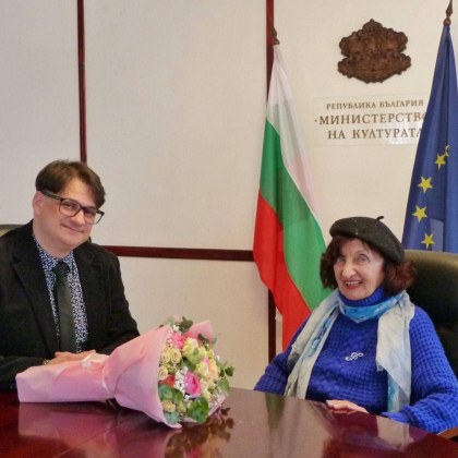 Министърът на културата Мариан Бачев разговаря в кабинета си с