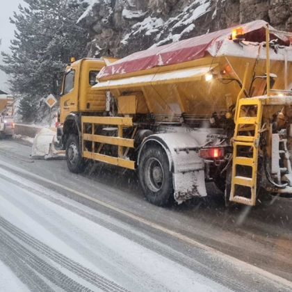 Обилен сняг заваля и на прохода Шипка Пътното платно е