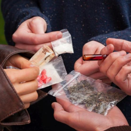 Четирима притежаващи дрога са засечени и задържани през уикенда от