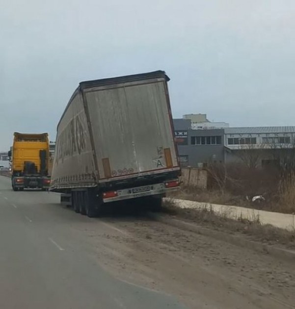 Камион катастрофира на пътя Пазарджик-Пловдив