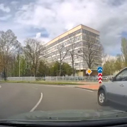 Пътна маневра успя да шашне шофьорка в Пловдив Джип изпреварва жената
