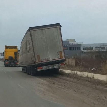 Пътен инцидент е станал днес на пътя Пазарджик Пловдив Камион е катастрофирал