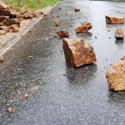 Преминаването по пътя Кричим – Михалково отново е затруднено заради