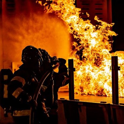 Двадесет души са загинали при пожар в старчески дом в