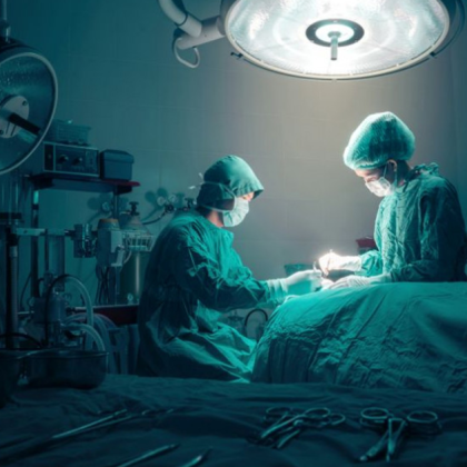 Момчето паднало от високо в столично училище е с тежка