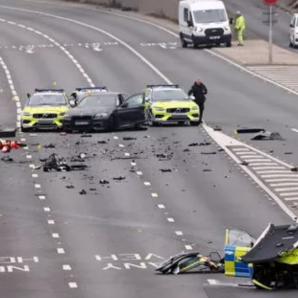 Пет полицейски коли са участвали в ужасяваща катастрофа тази сутрин