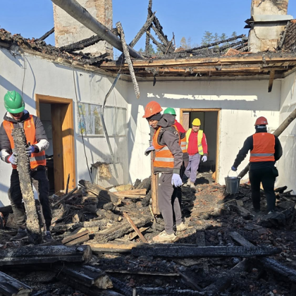 Разчистването на изгорелите отломки след опустошителния пожар в НГПИ Тревнeнска