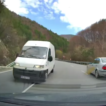 Пореден случай на безразсъдно шофиране разтърси социалните мрежи след като