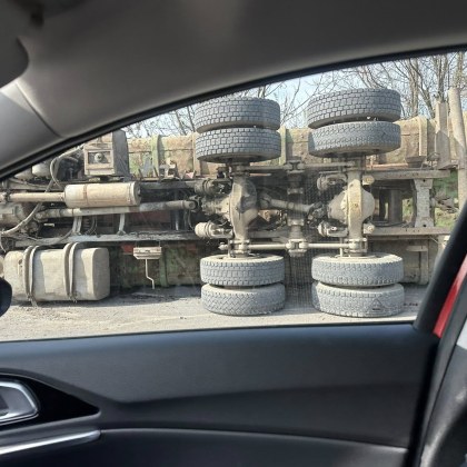 Пътен инцидент на кръгово стана днес във Варна Тежкотоварен камион се