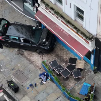 Основна пътна артерия в Лондон беше блокирана след като автомобил