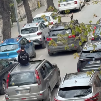 Граждани заснеха младежи с рисково поведение в центъра на Варна