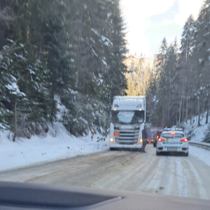 Снежната обстановка в части от страната изненада мнозина шофьори На