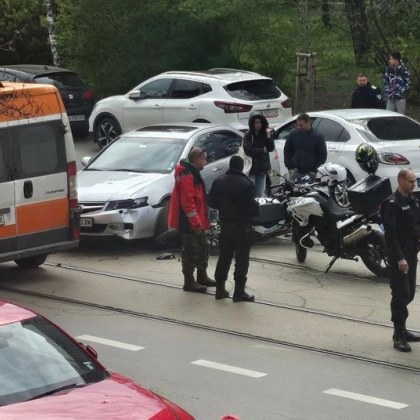 Пътнотранспортно произшествие с участие на кола и моторизиран полицай има