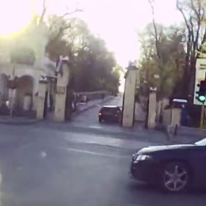 На косъм от сблъсък се размина пътна ситуация в София Две