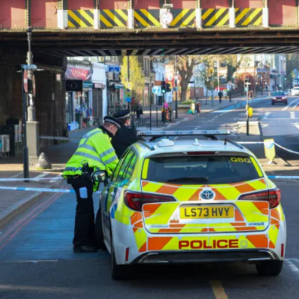 Трима мъже бяха арестувани след тройно намушкване на оживена търговска