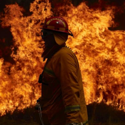 Голям пожар гори в софийското село Лозен Пламъците избухнали в автосервиз