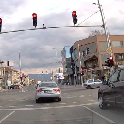 Шофьор с благоевградски номера потегли на червено на оживено кръстовище