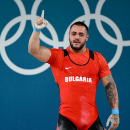 Световният рекордьор в категория до 89 килограма при мъжете Карлос