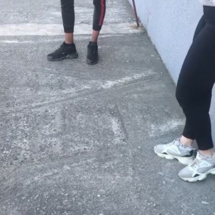 Два видеоклипа показващи ужасен ученически бой между момичета предизвикаха силна обществена