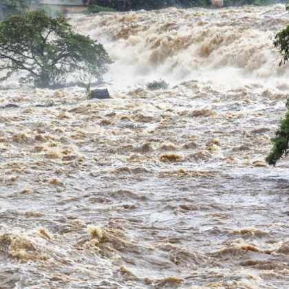 Домове бяха наводнени а пътища се превърнаха в кални реки