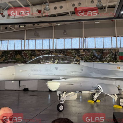 С аплодисменти от официални лица и гости България официално посрещна