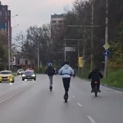 Голяма група младежи управляващи електрически тротинетки и мотори отново предизвика