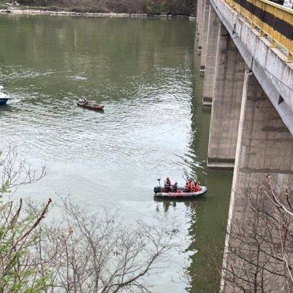 Микробус падна в река Дунав след като се удари с друг