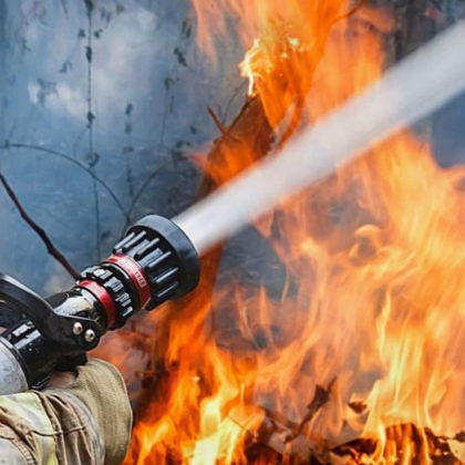 Момиче на четири години и възрастна жена пострадаха след експлозия