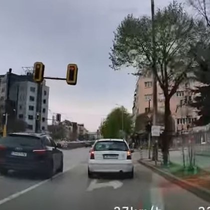 Водач с черен джип успя да привлече погледите по улиците