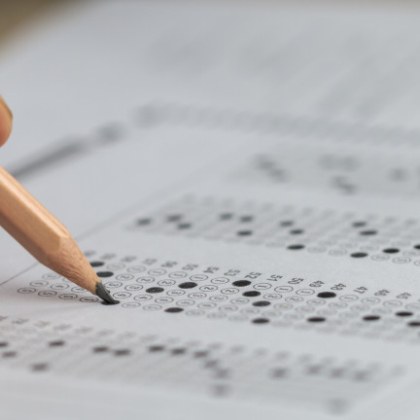 Учениците със среден успех над много добър 5 да бъдат