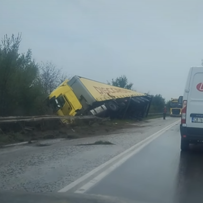 Катастрофа с камион стана днес край Плевен Тежкотоварното превозно средство