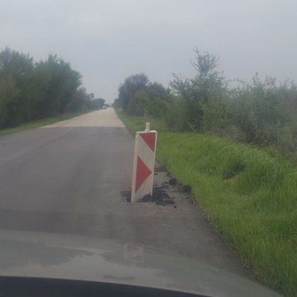 Пътна светлоотразителна табела е поставена в огромна дупка зейнала на