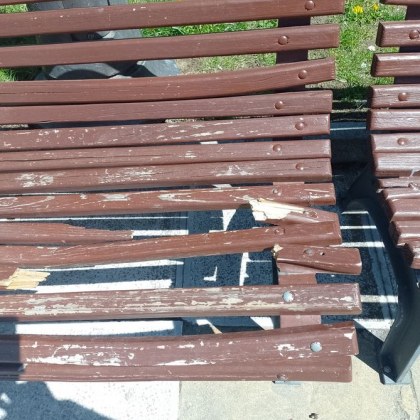 Класика в градски стил музика вътре изгнили дъски отвън Състоянието