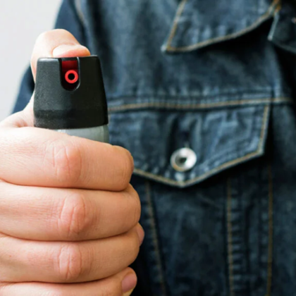 Родител е напръскал със спрей спасител работещ към закрития плувен