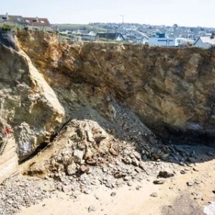 Поредното голямо свлачище се случи на популярния плаж Whipsidery в Корнуол