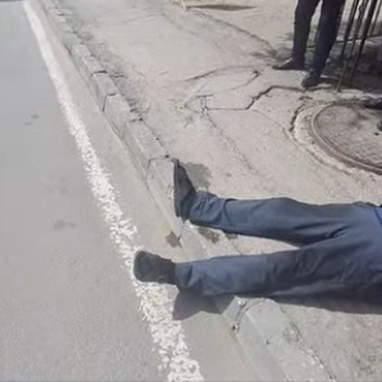 На метри от оживена улица в светъл ден възрастен мъж