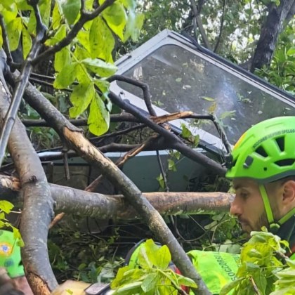 Най малко четирима души са загинали а друг е ранен след